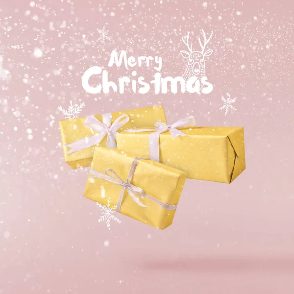 圣诞节的概念 创意圣诞构想 通过下降在空气礼品盒超过粉红色的背景 最小的概念 — 图库照片