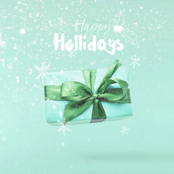 圣诞节的概念 创意圣诞构想是通过在绿松石背景下落入空气礼品盒而产生的 最小的概念 — 图库照片