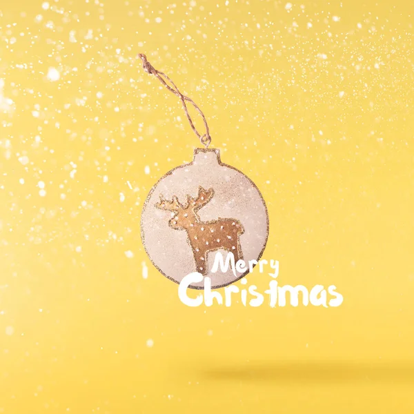 圣诞节的概念 创意圣诞构想由下降在空气中的圣诞节复古装饰在黄色的背景 最小的概念 — 图库照片