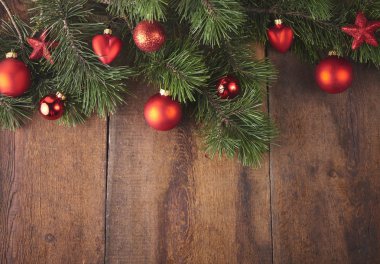 Noel arkaplanı köknar ağacı ve koyu ahşap tahta süsleme