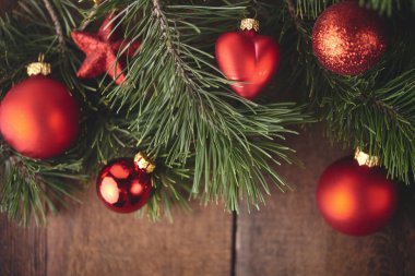 Noel arkaplanı köknar ağacı ve koyu ahşap tahta süsleme
