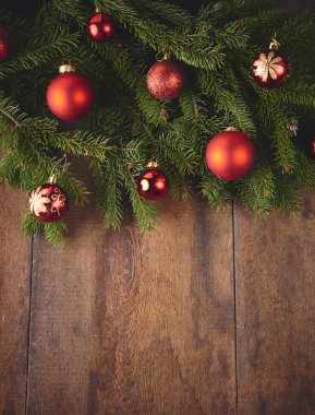 Noel arkaplanı köknar ağacı ve koyu ahşap tahta süsleme