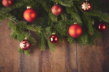 Noel arkaplanı köknar ağacı ve koyu ahşap tahta süsleme