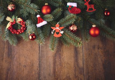Noel arkaplanı köknar ağacı ve koyu ahşap tahta süsleme