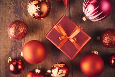 Noel arka plan. Bir sürü kırmızı vintage baubles, koyu ahşap kartı hediye kutusu ve köknar ağacı. Noel kavramı