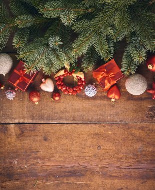 Noel arka plan. Bir sürü kırmızı vintage baubles, koyu ahşap kartı hediye kutusu ve köknar ağacı. Noel kavramı