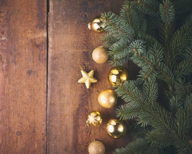 Noel arka plan. Bir sürü altın baubles ve koyu ahşap kartı köknar ağacı. Noel kavramı