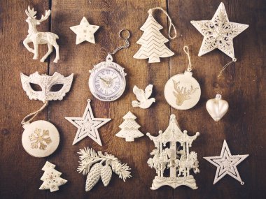 Noel arka plan. Farklı beyaz baubles ve vintage oyuncak bir sürü ile koyu ahşap tahta üzerinde ayarlayın. Noel hazırlık kavramı