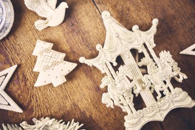 Noel arka plan. Farklı beyaz baubles ve vintage oyuncak bir sürü ile koyu ahşap tahta üzerinde ayarlayın. Noel hazırlık kavramı
