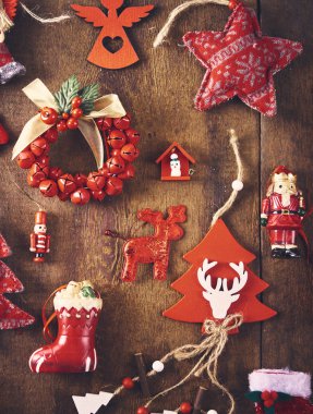 Noel arka plan. Farklı kırmızı baubles ve vintage oyuncak bir sürü ile koyu ahşap tahta üzerinde ayarlayın. Noel hazırlık kavramı