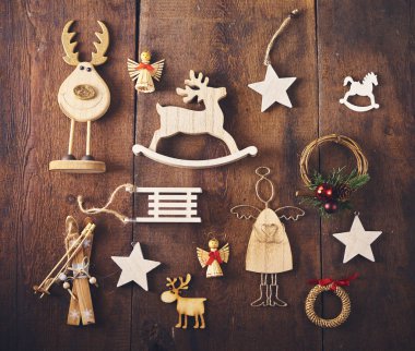 Noel arka plan. Bir sürü farklı ahşap baubles ve oyuncaklar ile koyu ahşap tahta üzerinde ayarlayın. Noel ekolojik kavram