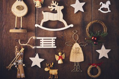 Noel arka plan. Bir sürü farklı ahşap baubles ve oyuncaklar ile koyu ahşap tahta üzerinde ayarlayın. Noel ekolojik kavram