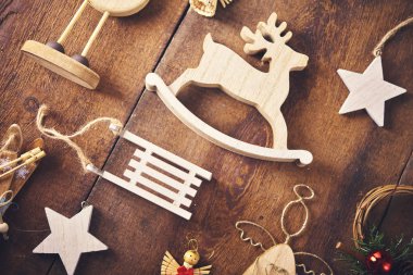 Noel arka plan. Bir sürü farklı ahşap baubles ve oyuncaklar ile koyu ahşap tahta üzerinde ayarlayın. Noel ekolojik kavram