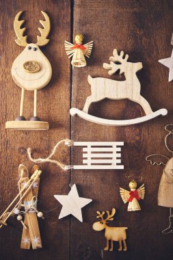 Noel arka plan. Bir sürü farklı ahşap baubles ve oyuncaklar ile koyu ahşap tahta üzerinde ayarlayın. Noel ekolojik kavram
