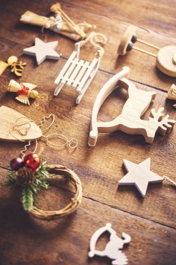 Noel arka plan. Bir sürü farklı ahşap baubles ve oyuncaklar ile koyu ahşap tahta üzerinde ayarlayın. Noel ekolojik kavram