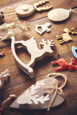 Noel arka plan. Bir sürü farklı geyik oyuncak ile koyu ahşap tahta üzerinde ayarlayın. Noel hazırlık kavramı