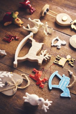 Noel arka plan. Bir sürü farklı geyik oyuncak ile koyu ahşap tahta üzerinde ayarlayın. Noel hazırlık kavramı