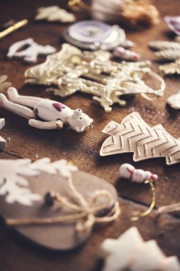 Noel arka plan. Farklı beyaz baubles ve vintage oyuncak bir sürü ile koyu ahşap tahta üzerinde ayarlayın. Noel hazırlık kavramı