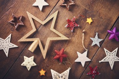 Noel arka plan. Bir sürü farklı renkli yıldız koyu ahşap tahta üzerinde ayarlayın. Noel hazırlık kavramı