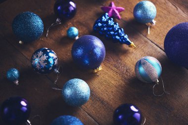 Noel arka plan. Bir sürü farklı mavi ve mor baubles ile koyu ahşap tahta üzerinde ayarlayın. Noel hazırlık kavramı
