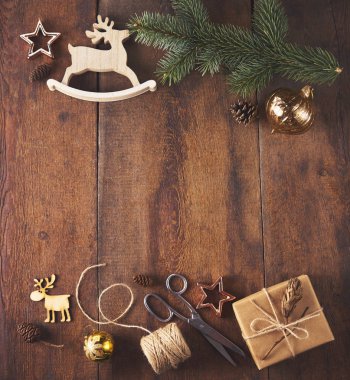 Noel arka plan. Çerçeve ahşap tahta üzerinde bir sürü Noel baubles, oyuncak ve süslemeleri gibi yapılmıştır. Chrismas kavramı