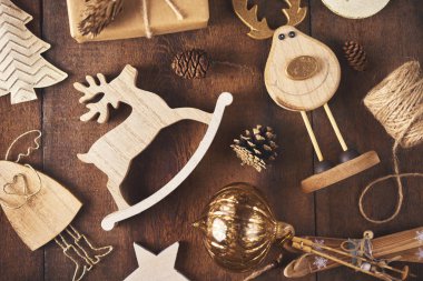 Noel arka plan. Bir sürü farklı renkli baubles ve oyuncaklar ile koyu ahşap tahta üzerinde ayarlayın. Noel hazırlık kavramı