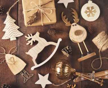 Noel arka plan. Bir sürü farklı renkli baubles ve oyuncaklar ile koyu ahşap tahta üzerinde ayarlayın. Noel hazırlık kavramı