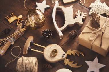 Noel arka plan. Bir sürü farklı renkli baubles ve oyuncaklar ile koyu ahşap tahta üzerinde ayarlayın. Noel hazırlık kavramı