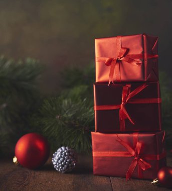 Kırmızı hediye kutuları, çam ağacı ve dekorasyon ahşap arka plan üzerinde. Noel kavramı