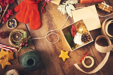 Noel arka plan. Açık hediye kutusu hediye kutuları ile bir küçük melek oyuncak ve bir sürü Noel şeyleri. Noel hazırlık kavramı