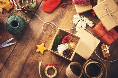 Noel arka plan. Açık hediye kutusu hediye kutuları ile bir küçük melek oyuncak ve bir sürü Noel şeyleri. Noel hazırlık kavramı