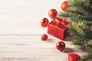 Noel arka plan. Çam ağacı ve Noel kırmızı baubles ve hediye kutusu beyaz ahşap tahta üzerinde bir çok