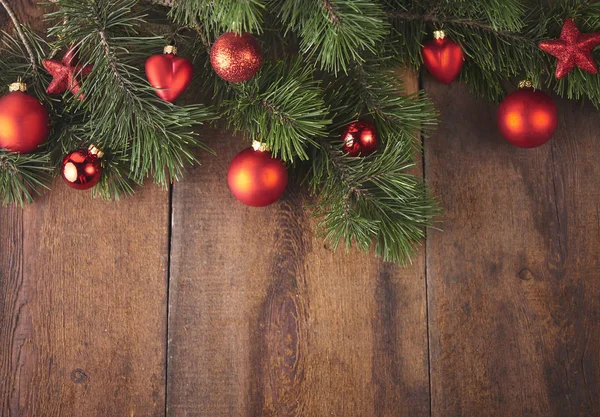 Noel arkaplanı köknar ağacı ve koyu ahşap tahta süsleme