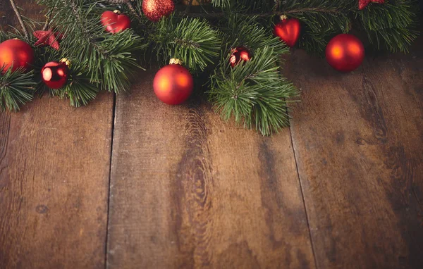 Weihnachten Hintergrund Mit Tanne Und Dekoration Auf Dunklem Holzbrett — Stockfoto