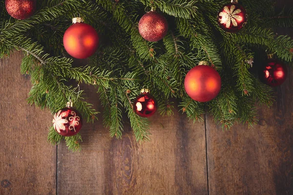 Noel arkaplanı köknar ağacı ve koyu ahşap tahta süsleme