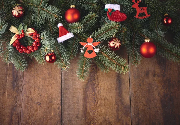 Noel arkaplanı köknar ağacı ve koyu ahşap tahta süsleme