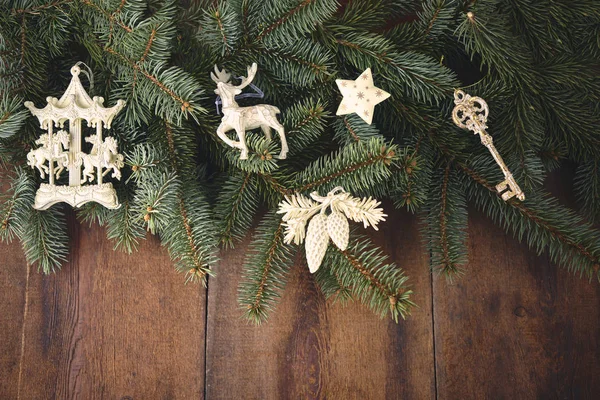 Weihnachten Hintergrund Mit Tanne Und Dekoration Auf Dunklem Holzbrett — Stockfoto
