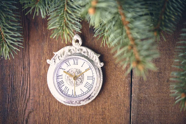 Fundo Natal Com Abeto Pequeno Relógio Branco Sobre Placa Madeira — Fotografia de Stock