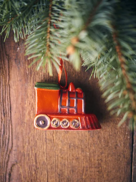 Fondo Navidad Con Abeto Diminuto Juguete Locomotora Retro Sobre Tablero — Foto de Stock