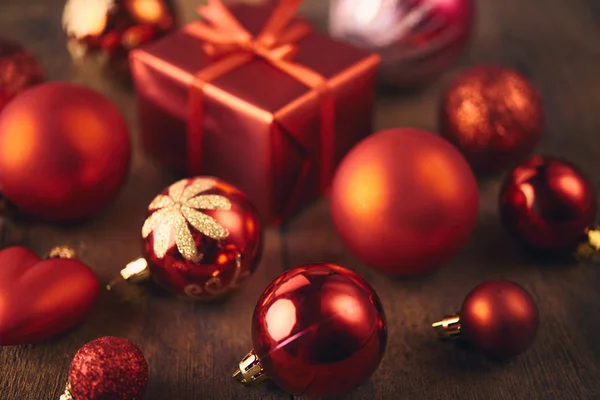 Noel Arka Plan Bir Sürü Kırmızı Vintage Baubles Koyu Ahşap — Stok fotoğraf