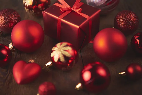 クリスマスの背景 赤ヴィンテージつまらないの多い 暗い木製のボード上のギフト ボックスとモミ ツリー クリスマス コンセプト — ストック写真