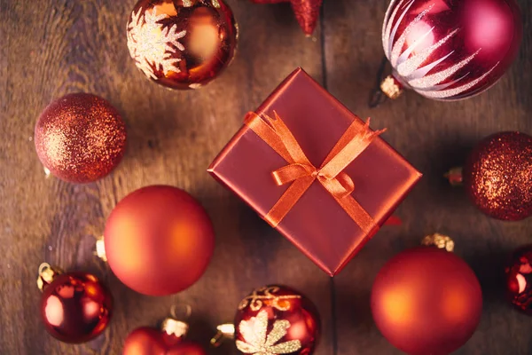 Noel arka plan. Bir sürü kırmızı vintage baubles, koyu ahşap kartı hediye kutusu ve köknar ağacı. Noel kavramı