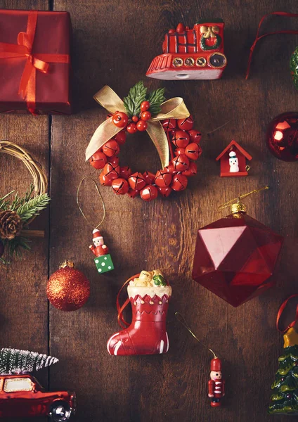 クリスマスの背景 暗い木の板に異なる赤つまらないとヴィンテージのおもちゃの多く設定します クリスマス準備コンセプト — ストック写真