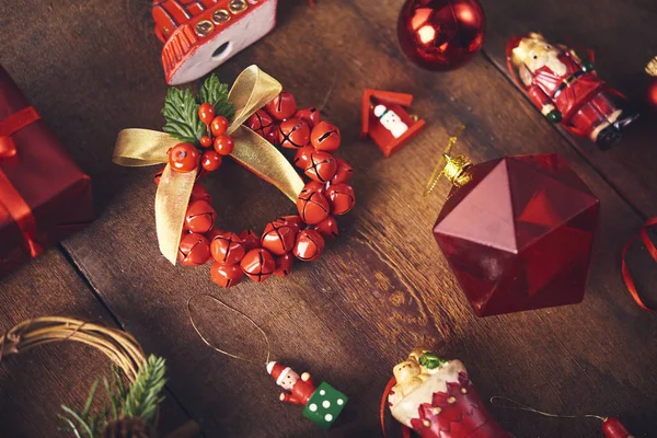 クリスマスの背景 暗い木の板に異なる赤つまらないとヴィンテージのおもちゃの多く設定します クリスマス準備コンセプト — ストック写真