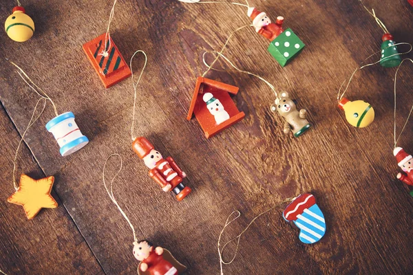 クリスマスの背景 暗い木製ボード上の異なるカラフルな小さなおもちゃがたくさんを入り クリスマス準備コンセプト — ストック写真