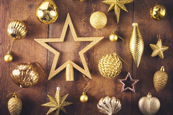 クリスマスの背景 多くの異なるゴールド ヴィンテージつまらないと星と暗い木の板の上を設定します クリスマス準備コンセプト — ストック写真