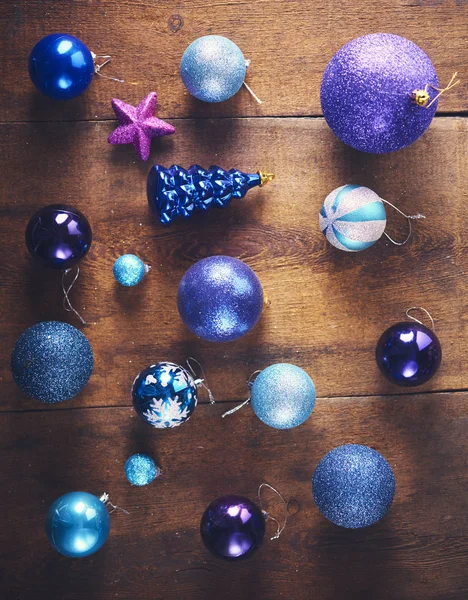 Noel Arka Plan Bir Sürü Farklı Mavi Mor Baubles Ile — Stok fotoğraf