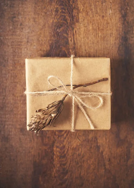Weihnachtlicher Hintergrund Geschenkbox Über Holzbrett — Stockfoto