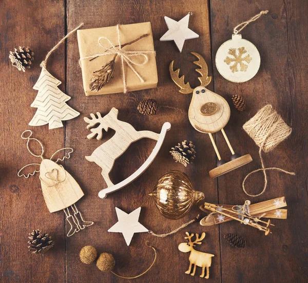 Noel arka plan. Bir sürü farklı renkli baubles ve oyuncaklar ile koyu ahşap tahta üzerinde ayarlayın. Noel hazırlık kavramı