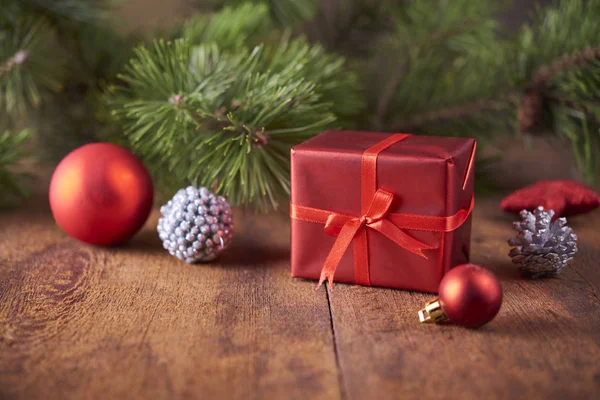 Cajas Regalo Rojas Abeto Decoración Sobre Fondo Madera Concepto Navidad —  Fotos de Stock